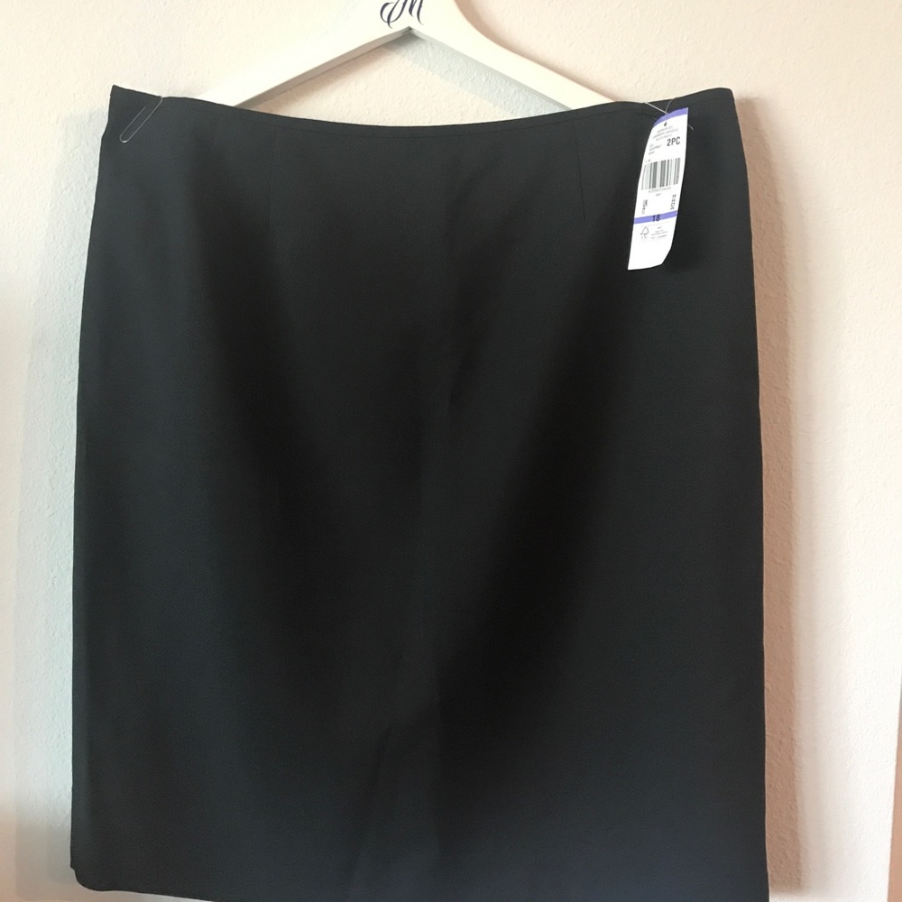 Le Suit Black business skirt